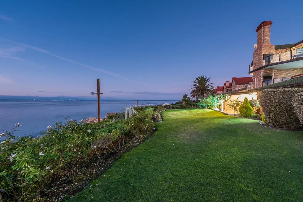 Stunning coastal property overlooking Mossel Bay lagoon and distant mountains