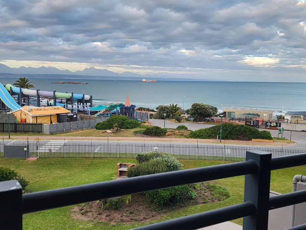 Scenic coastal view of Mossel Bay with mountains and ocean horizon