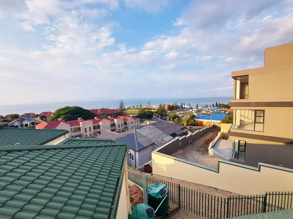 Scenic coastal view of Mossel Bay with ocean and mountains in distance