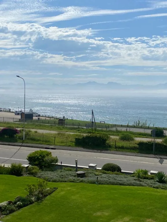 Scenic coastal view of Mossel Bay with sparkling ocean and distant mountains