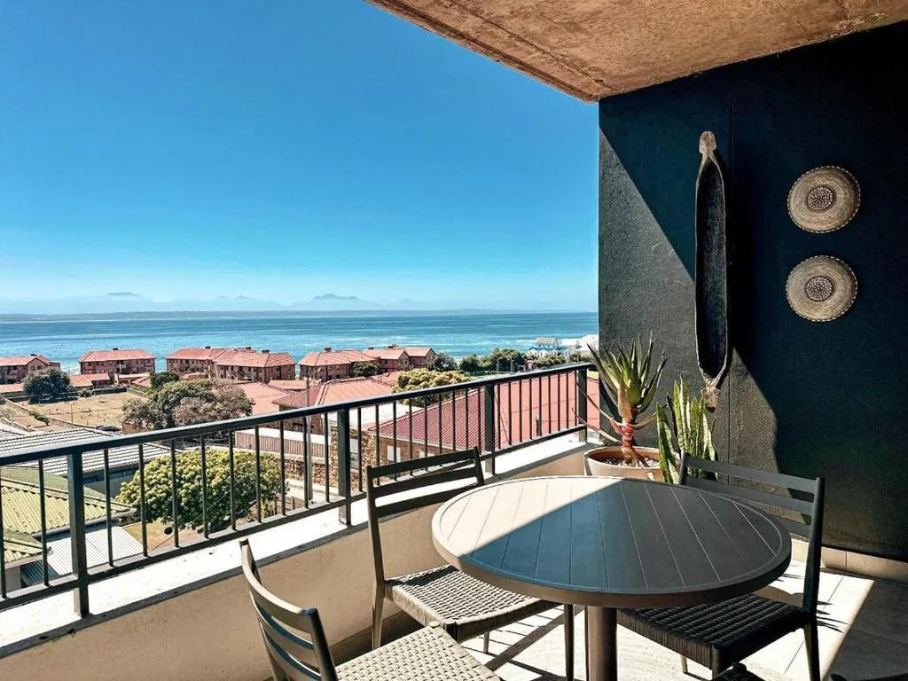 Seaside balcony with dining table overlooking Mossel Bay and ocean