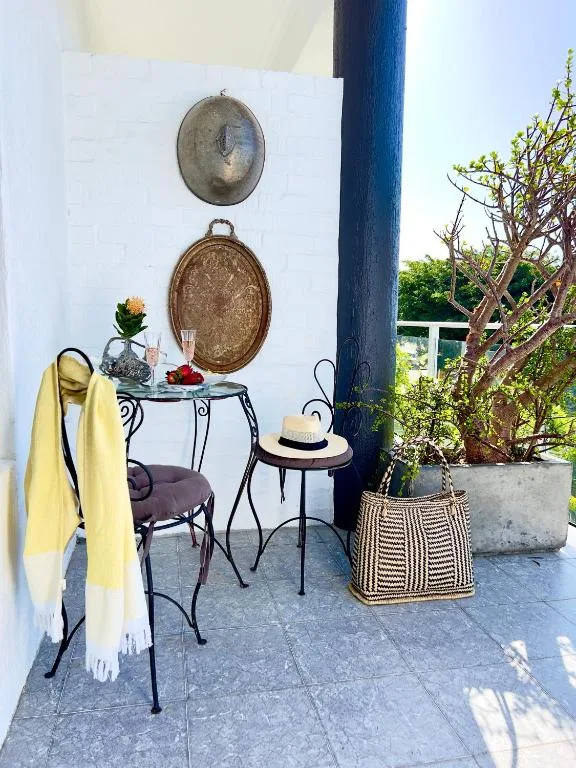 Decorative outdoor corner with woven baskets and vintage accessories displayed