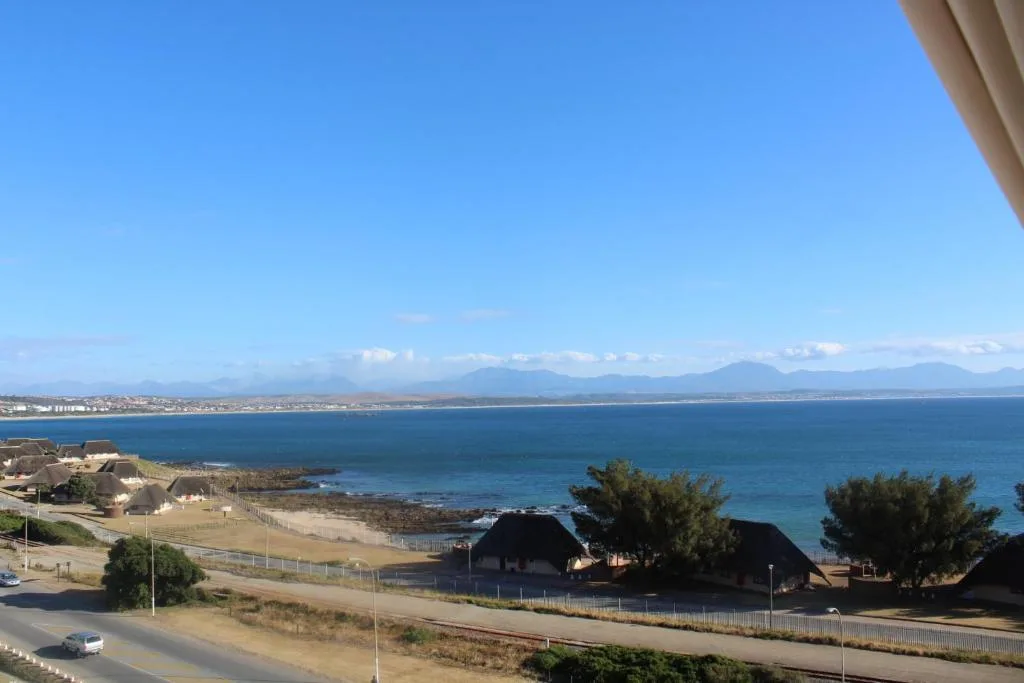 Expansive coastal view of Mossel Bay with mountains and blue ocean horizon